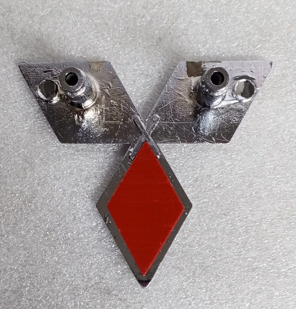 [MB619578] - EMBLEMA TRES DIAMANTES PERS. MONTERO (PATA ABIERTA)