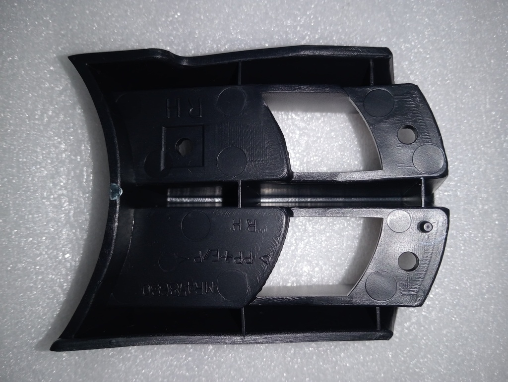 [MR496692] - MITSUBISHI | REJILLA DERECHA BOMPER.DEL.