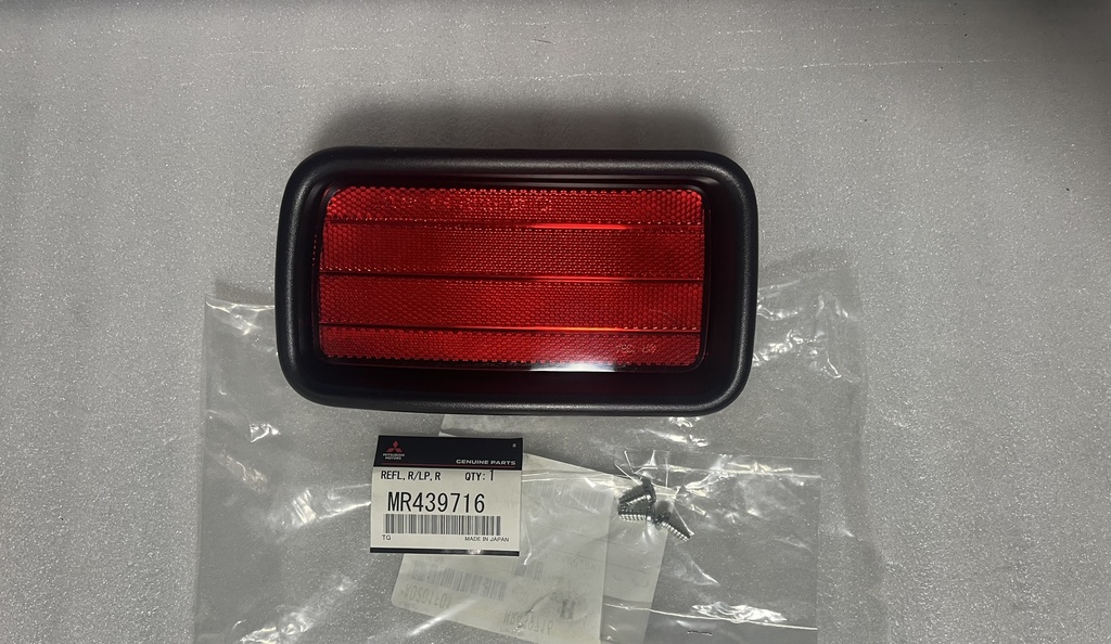 [MR439716] - MITSUBISHI | REFLECTOR LAMPARA TRASERA DER.