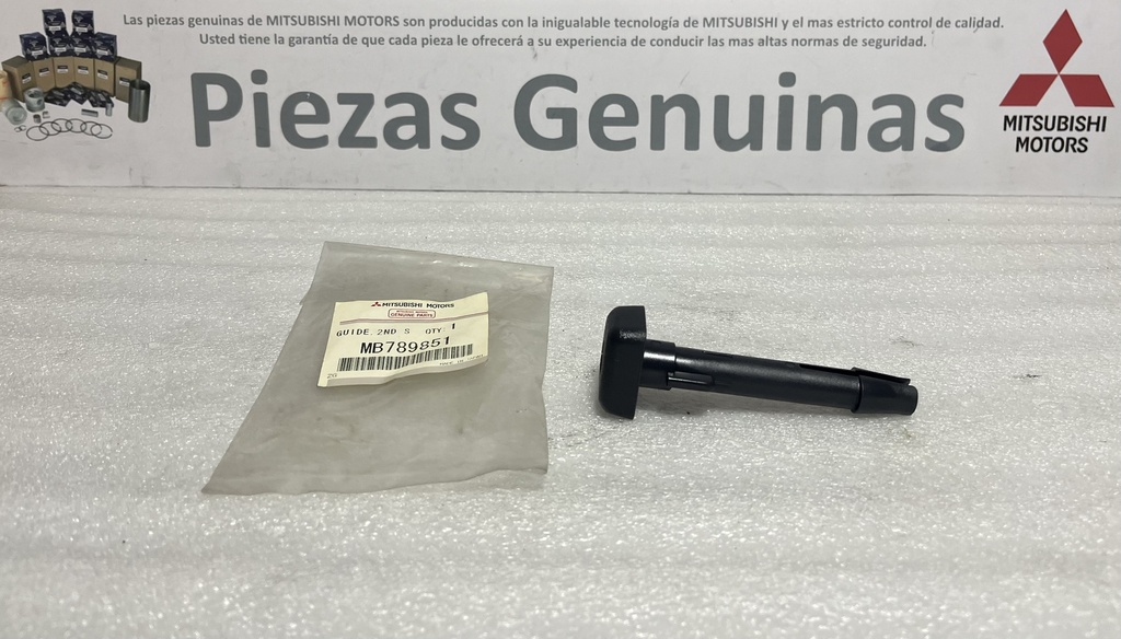 [MB789851] -  | GUIA APOYACABEZA SILLA TRASERA MONTERO V43W - GRIS