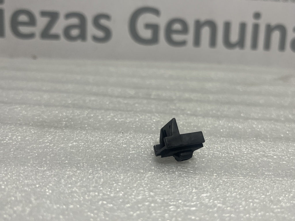 [MB674209] CLIP PLASTICO EXTERIOR