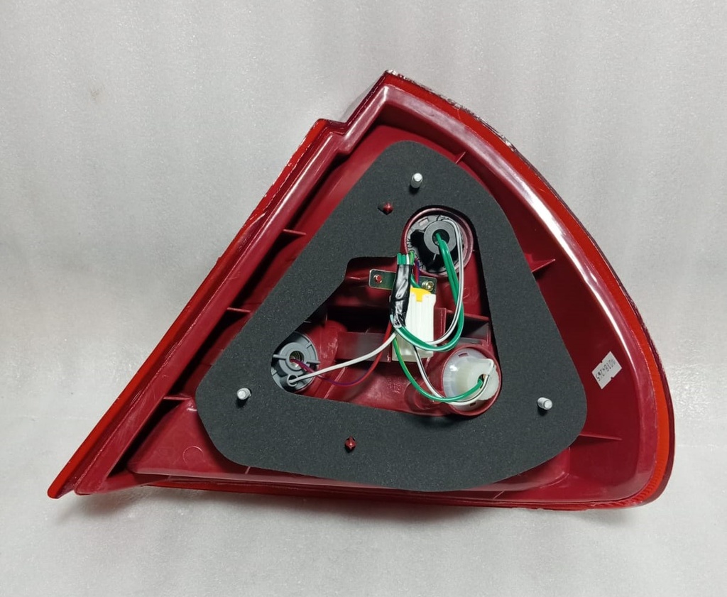 [MR241381] - STOP TRASERO IZQ. MITSUBISHI LANCER CK /96  (LINEA AMARILLA RECTA)