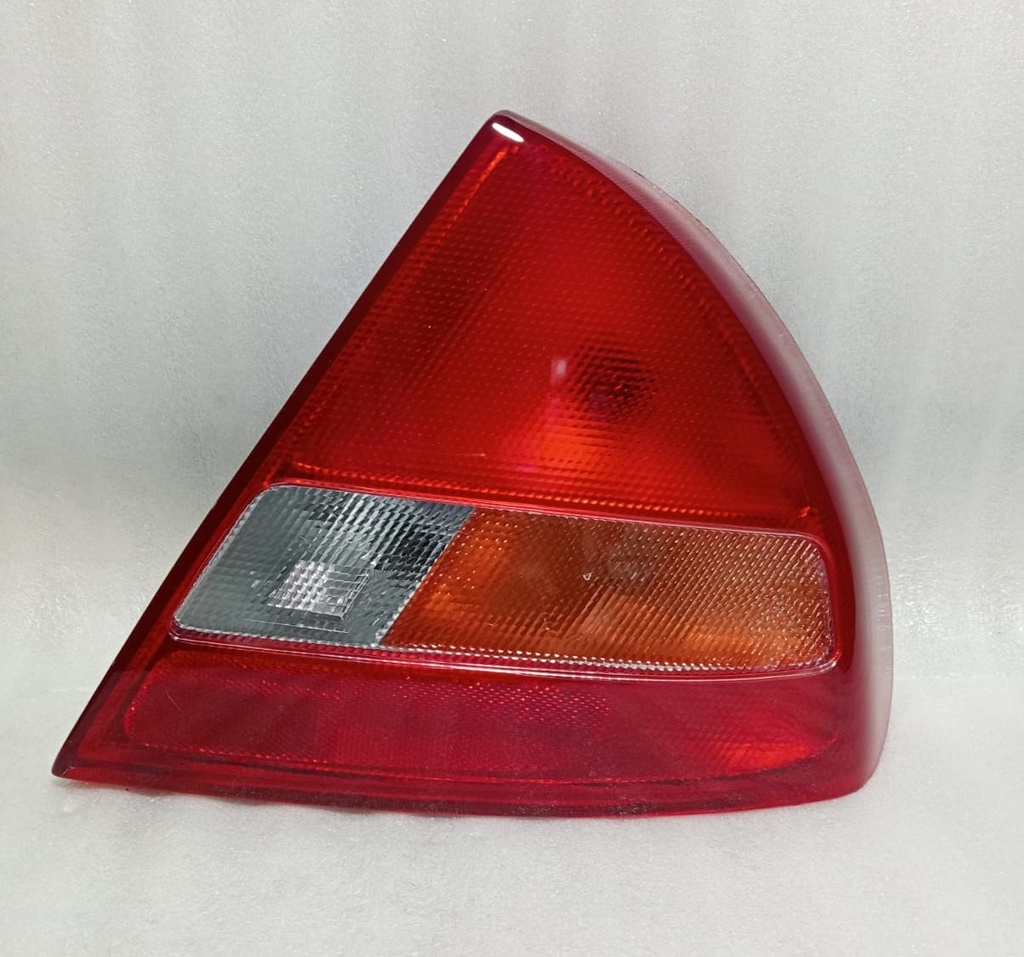 [MR241382] - STOP TRASERO DER. MITSUBISHI LANCER CK /96  (LINEA AMARILLA RECTA)
