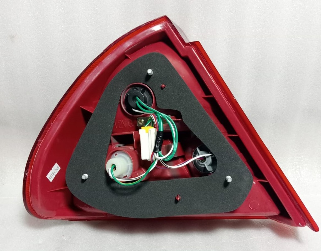 [MR241382] - STOP TRASERO DER. MITSUBISHI LANCER CK /96  (LINEA AMARILLA RECTA)