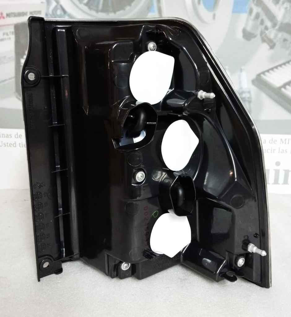 [8330A565] - STOP TRASERO IZQUIERDO MITSUBISHI MONTERO 08