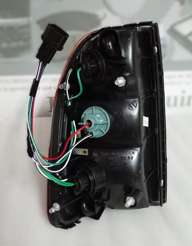 [MR192088] - STOP TRASERO DERECHO MITSUBISHI L-200 ADVANCER 98 