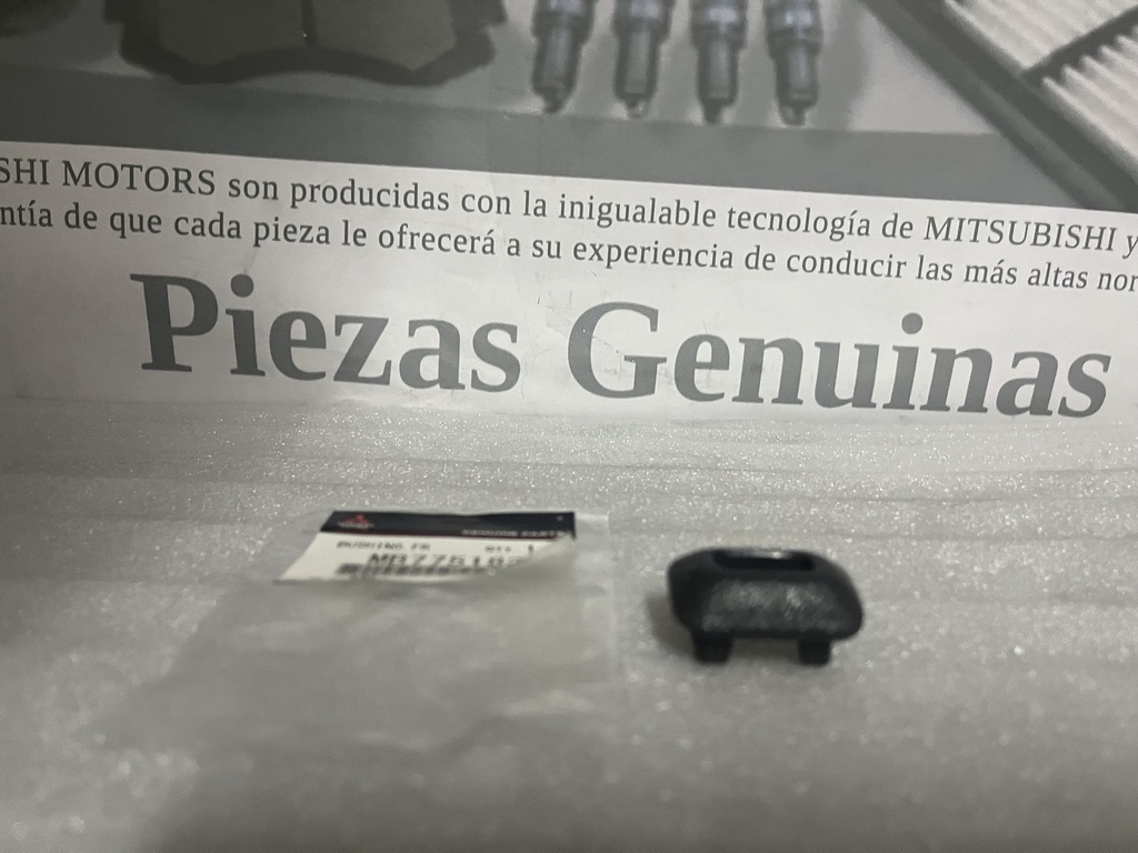 [MB775183] - MITSUBISHI | BUJE MECANISMO PUERTA IZQ / DER MONTE94 (GRIS)