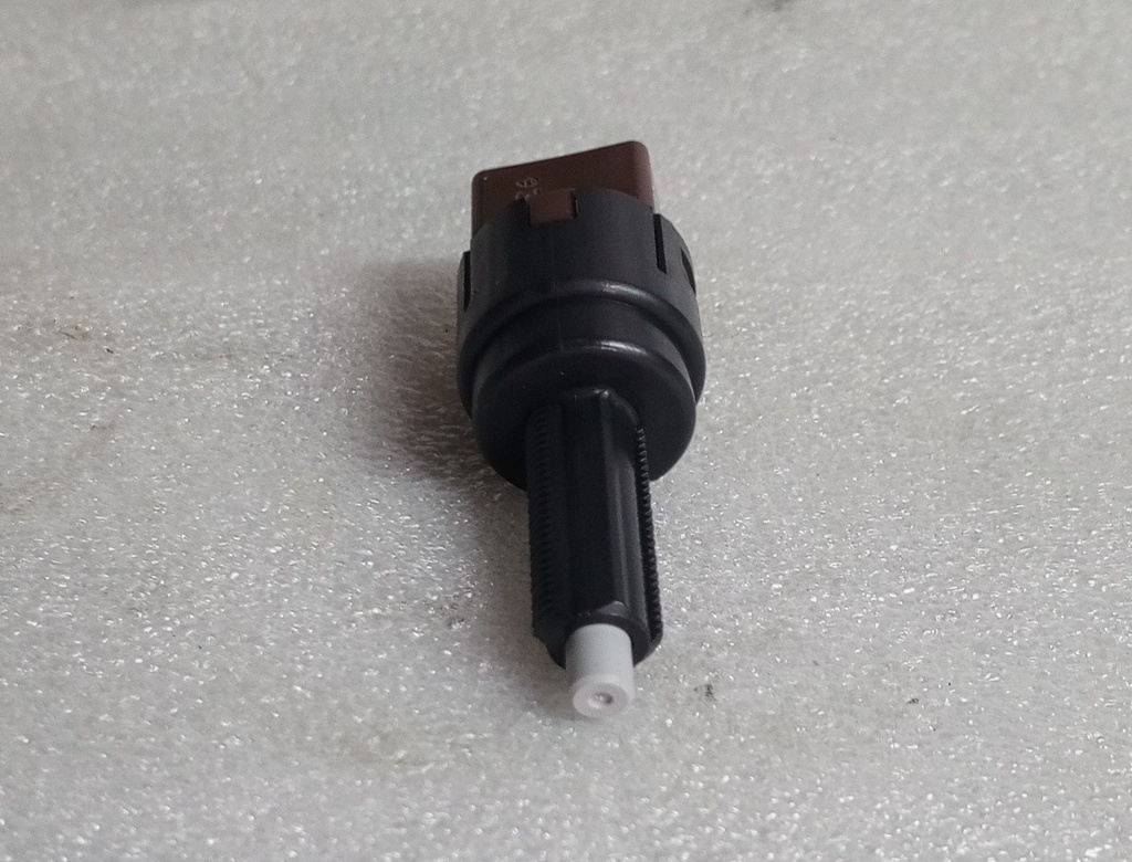 [8614A208] - MITSUBISHI | INTERRUPTOR PEDAL FRENO