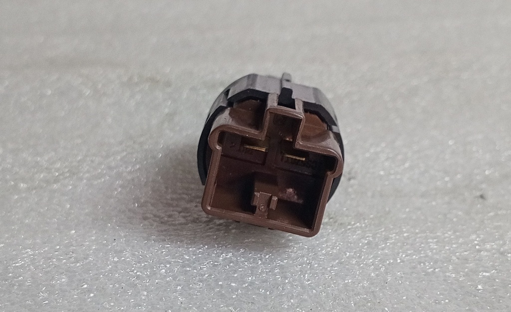 [8614A208] - MITSUBISHI | INTERRUPTOR PEDAL FRENO