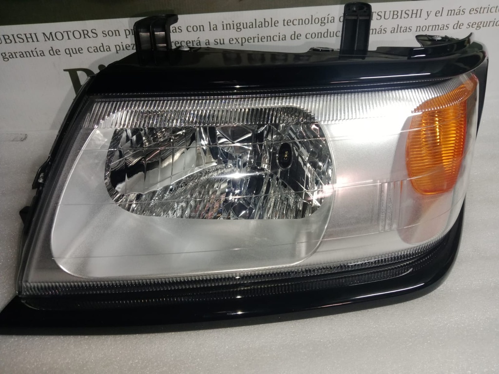 [8301A311] FAROLA IZQUIERDA MITSUBISHI NATIVA 2003/ BORDE NEGRO