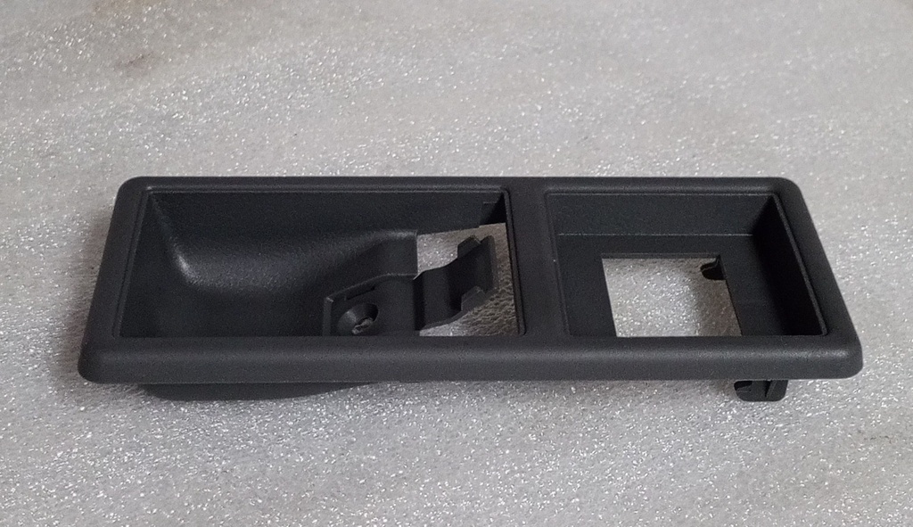 [ MB775213 ] - MITSUBISHI - MOLDURA MANIJA INTERIOR COMPUERTA TRASERA MONTERO PAJERO (GRIS)