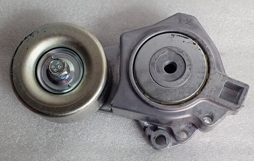 [1345A078] - JOMO-TAIWAN | (MK)TENSOR CORREA ALTERNADOR MONTERO SPORT KS5W 3.0 24 VALV 6B31 (FIJO BASE)