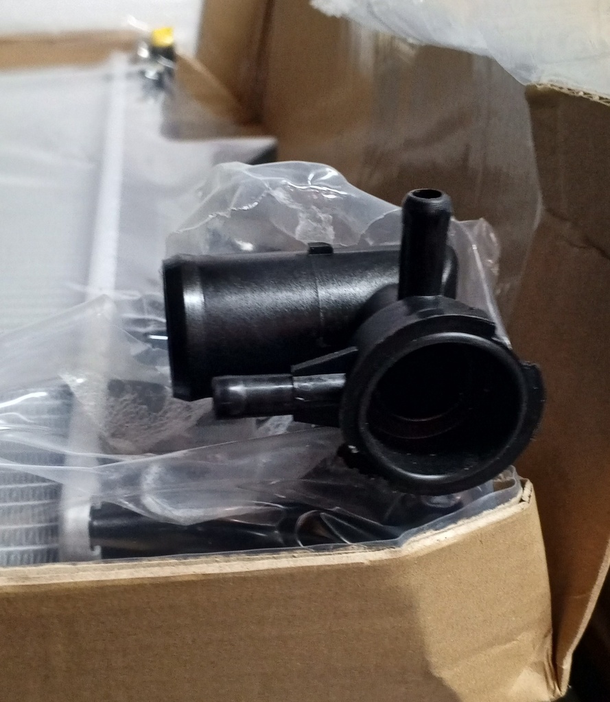 [1350A807] - MANLY - RADIADOR MITSUBISHI L-200 KL1T 2020- (DOBLE TUBO EN EL GOLLETE)