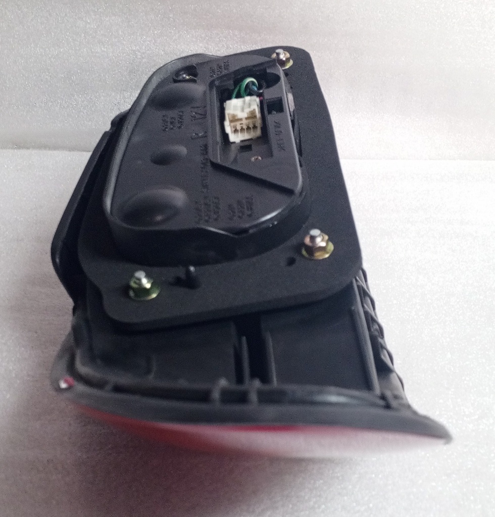 [MB907244] - MITSUBISHI | STOP TRASERO DERECHO COLT