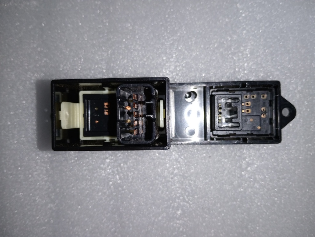 [MR587946-R] -  | (Remanufacturado) INTERRUPTOR PRINCIPAL LADO PASAJERO ELEVAVIDRIO (CON BOTON DE BLOQUEO)