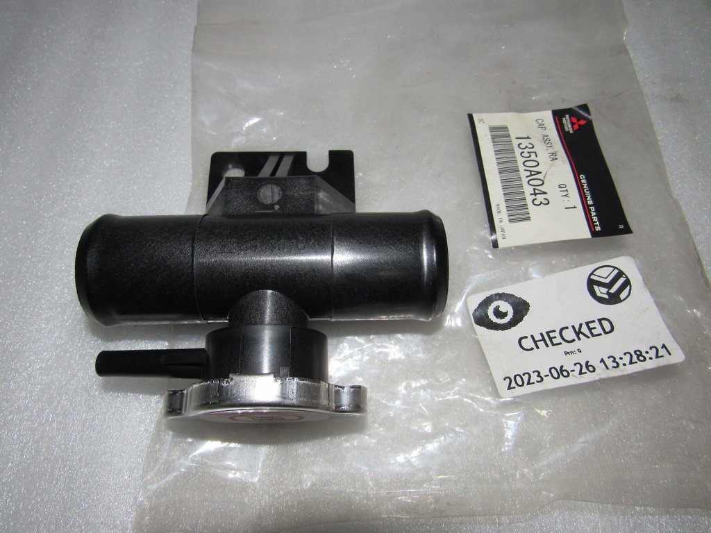 [1350A043] - MITSUBISHI | TAPA RADIADOR MOTOR (CON CARCAZA)