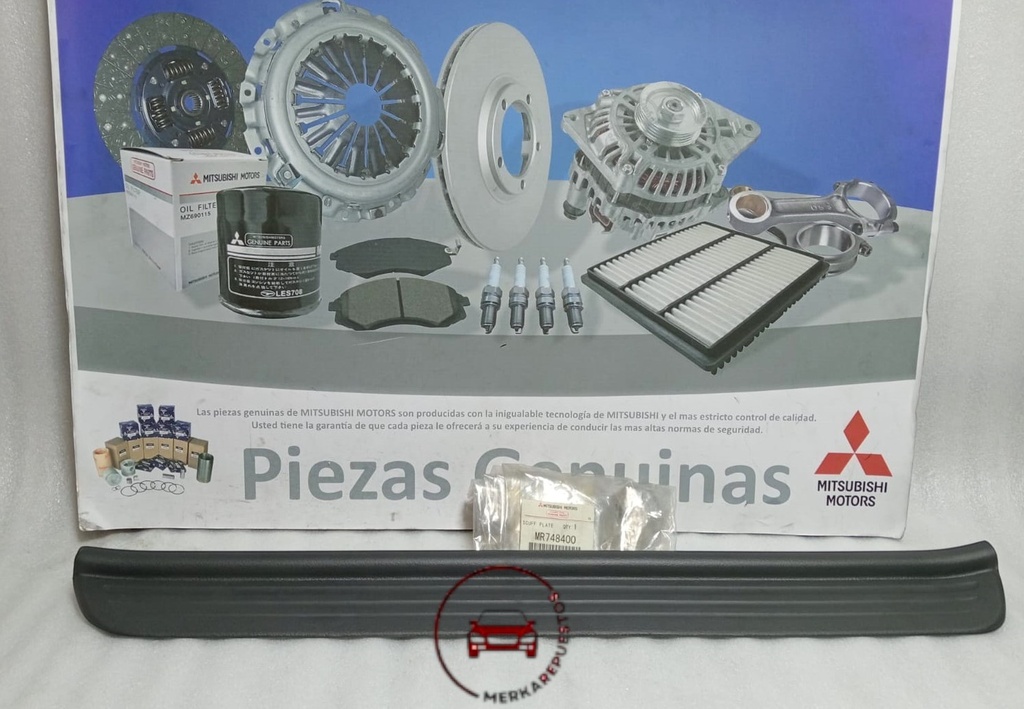 [MR748400] - MITSUBISHI | (F8)PLATO ESTRIBO DEL IZQ LANC  (PISA ALFOMBRA)