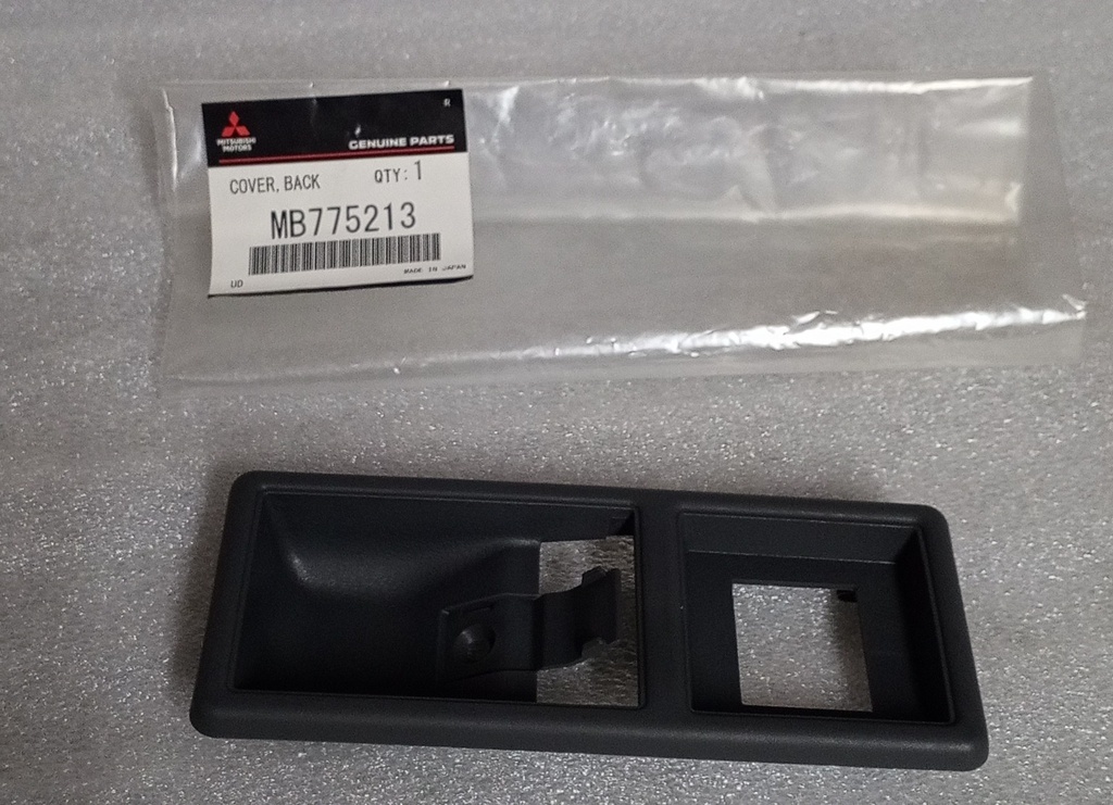 [ MB775213 ] - MITSUBISHI - MOLDURA MANIJA INTERIOR COMPUERTA TRASERA MONTERO PAJERO (GRIS)