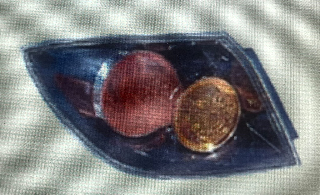 [216-1964 UQ ] DEPO - TAIWAN / STOP TRASERO IZQUIERDO MAZDA 3  2003-2005 (HATCHBACK)