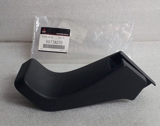 [6977A070] - MITSUBISHI - TAPA ANCLAJE DELANTERA IZQUIERDA